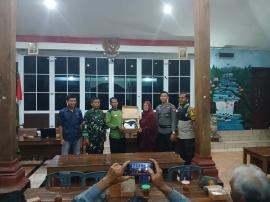 PENYERAHAN SEPATU PDL KEPADA LINMAS PUTAT